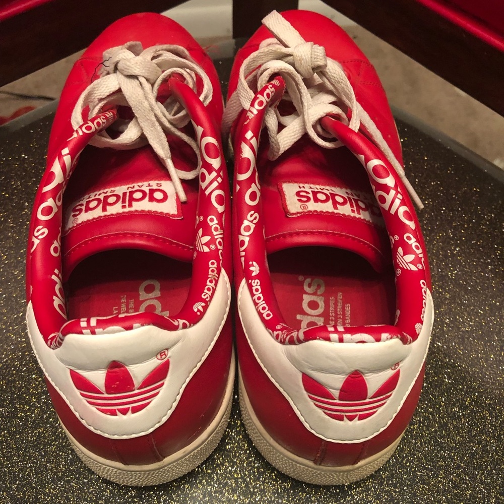 Red adidas Stan smiths